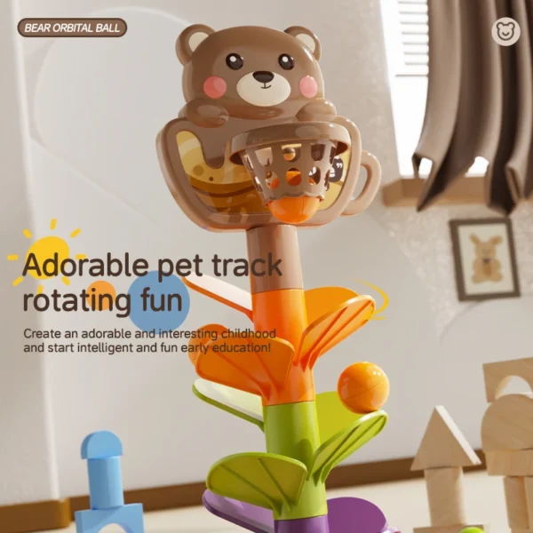 Interaktives Orbital Ball Spielzeug: Kugeln vom Bär-Korb über orangene Rampen in den Trichter, grün-gelbe Bälle, niedliches Bären-Design