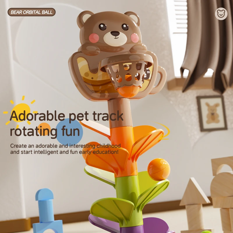 Interaktives Orbital Ball Spielzeug: Kugeln vom Bär-Korb über orangene Rampen in den Trichter, grün-gelbe Bälle, niedliches Bären-Design