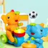 Süßes orange-blaues Baby-Elefanten Spielzeug trommelt auf leuchtenden LED-Drums und spielt Fußball, interaktives musikalisches Lernspielzeug für Kleinkinder