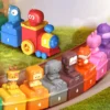 Digital Train Adventure Zahlenzug: Bunter Zug mit nummerierten Waggons und niedlichen Tierfiguren wie Krokodil, Giraffe und Löwe